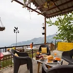 Lawrence Terrace With Free Breakfast At Mall Road By Stayvista