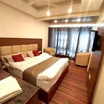 Hotel Samrat On Mall Road With Complimentary Parking