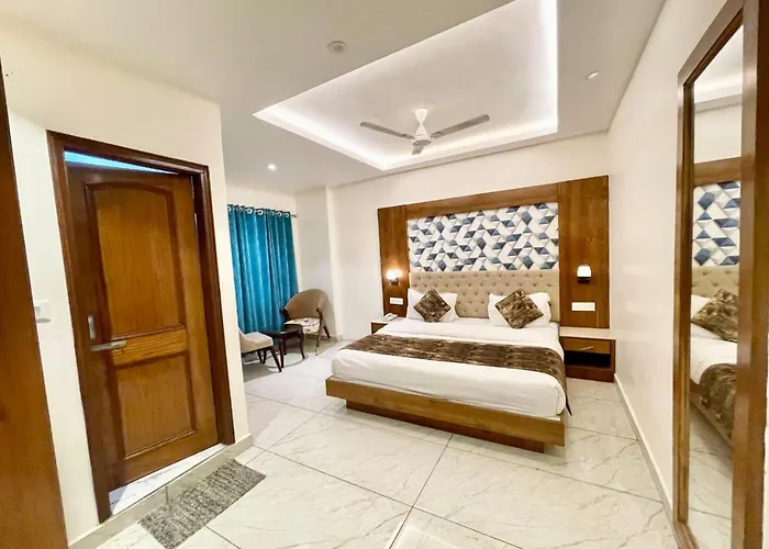 Hotel M G - Palace Near Mall Road - Restaurant And Private Parking And Lift Facilitie - Hygiene & Spacious Room - A Premium Hotel In Mussoorie