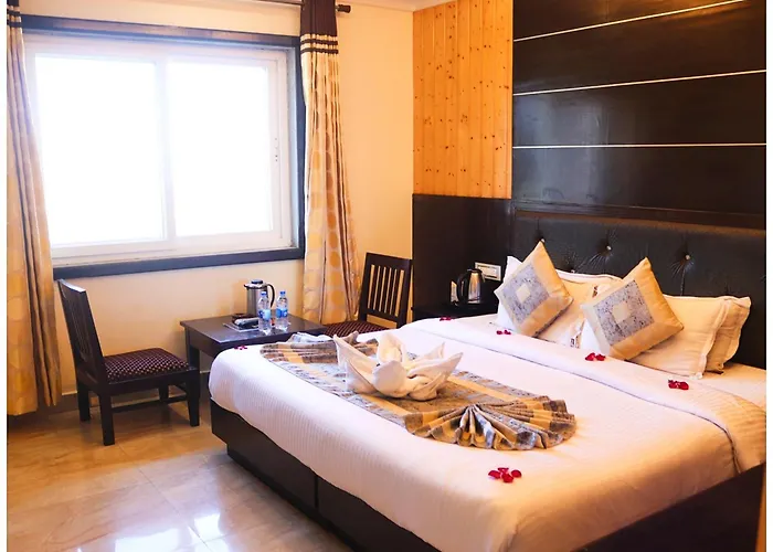 A Luxuary Hotel Kishna # Palace Premuim Near The Mall Road - A Luxury Room With Newly Decorated And Renovated Room - With Wifi - Room Service Available - Book Now