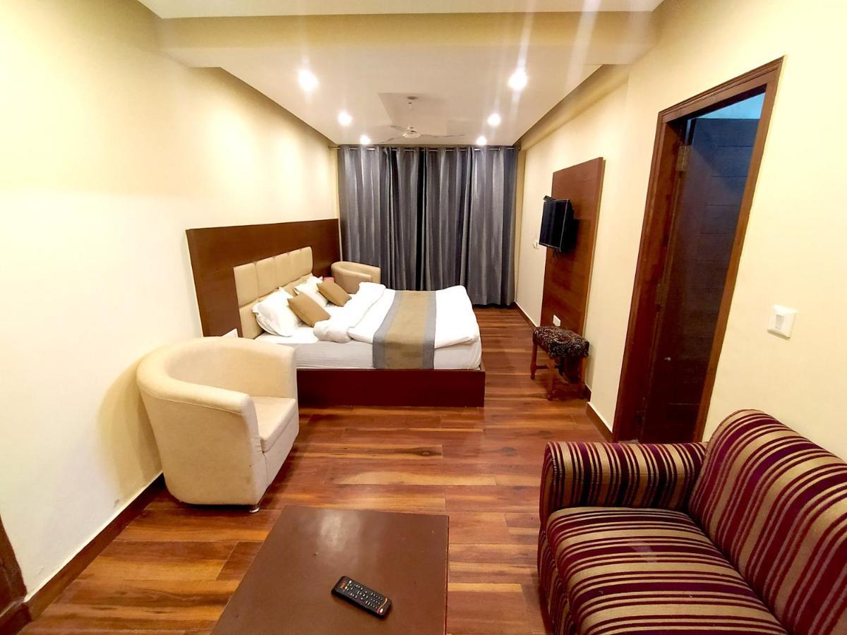 Hotel Samrat, *