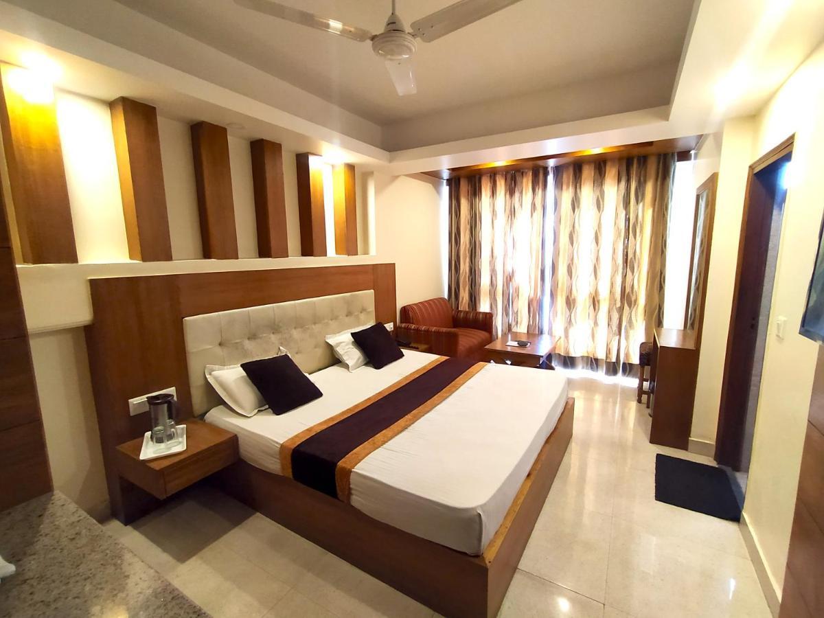 Samrat, Hotel *