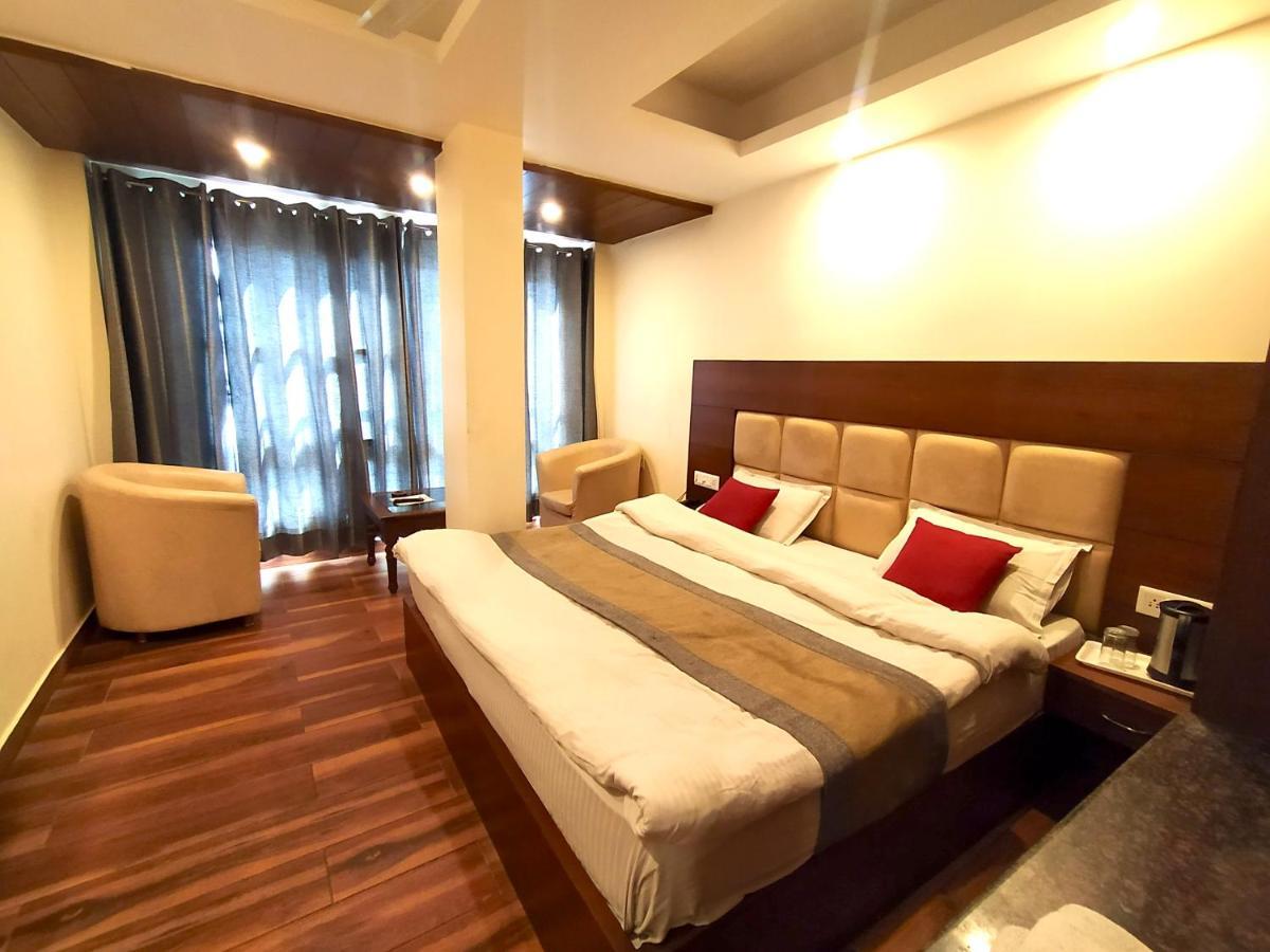 Hotel Samrat, *
