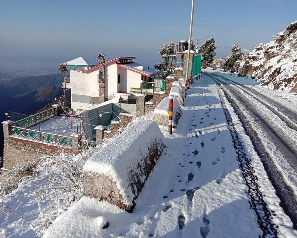 Villa Veenu's Cottage-views Heater Bonfire Barbeque Wifi Mussoorie
