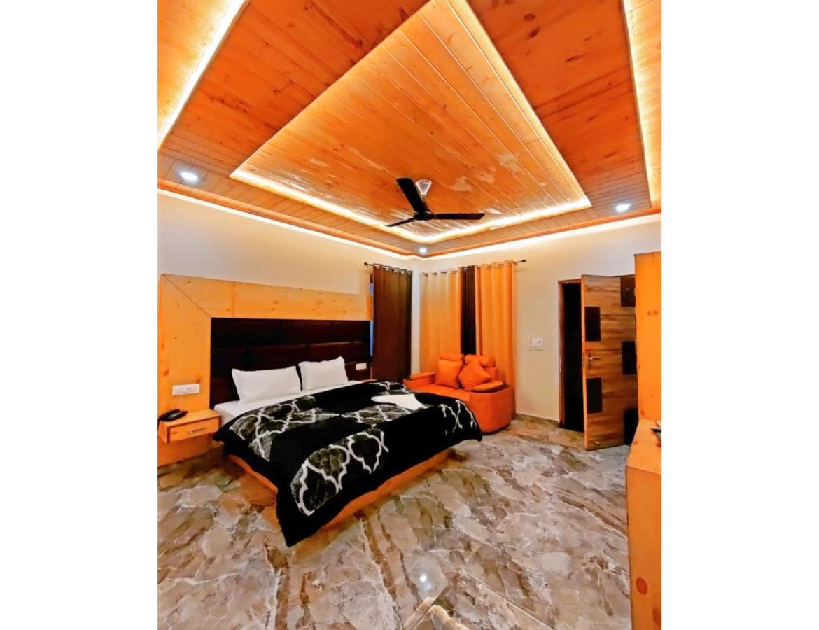 Hotel Skywing , *