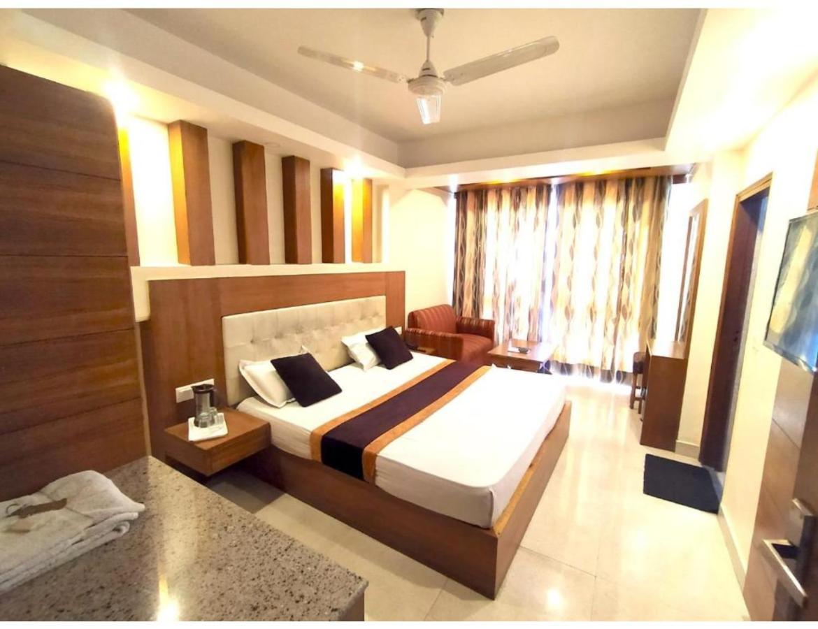 Homestay Samrat Hotel, *