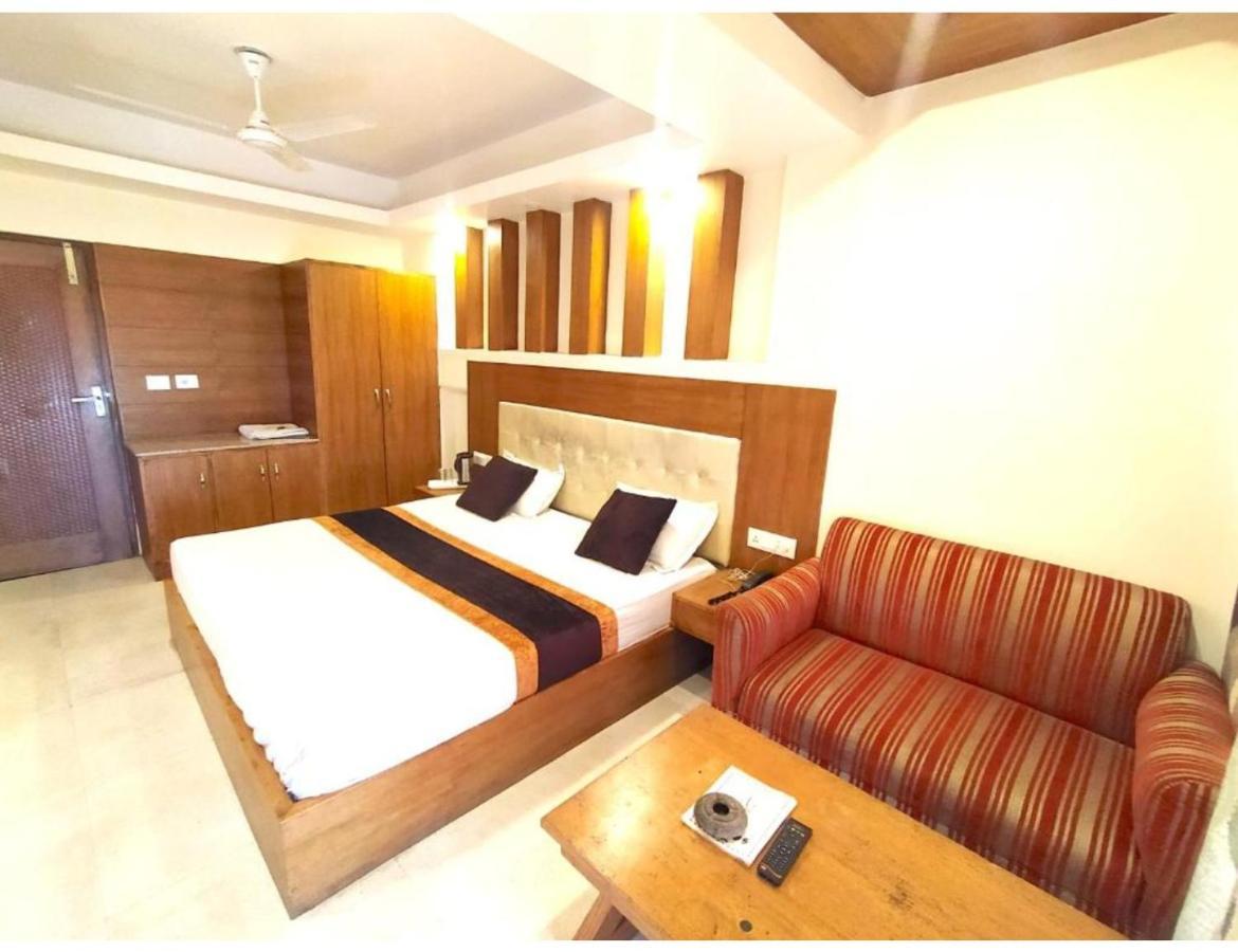 Homestay Samrat Hotel, *