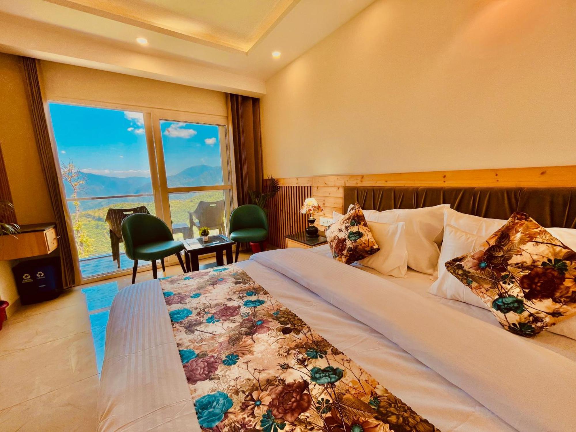 Hotel Pinerock Resort, ! Luxury ! Mountain View ! Open Terrace ! Cafe Mussoorie