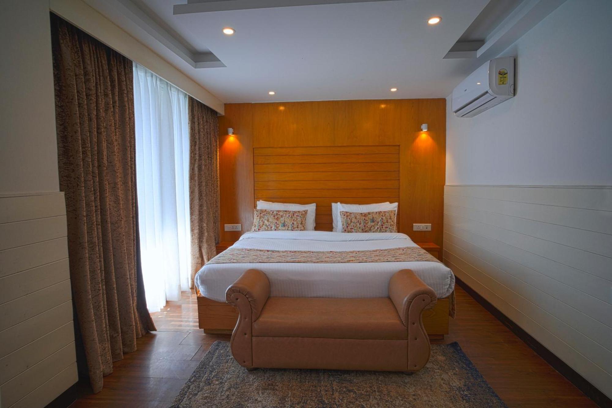 Hotel Yashshree Mall Road 4*