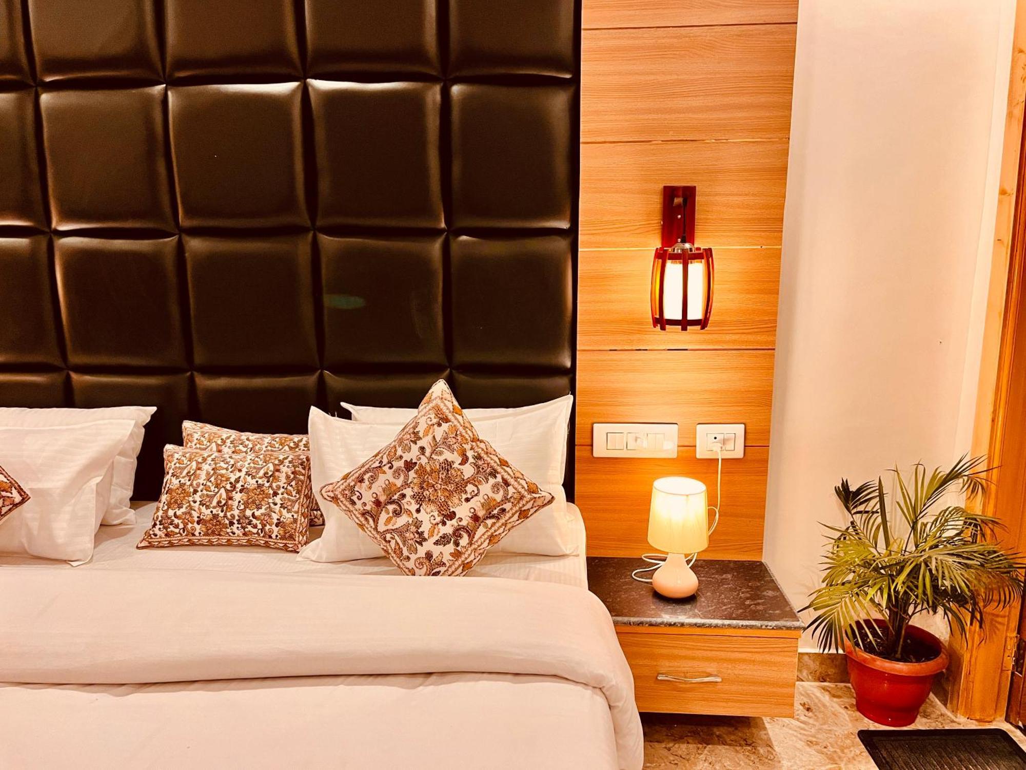 Hotel Hotel Crown, Mussoorie - A Four Star Luxury Hotel 4*