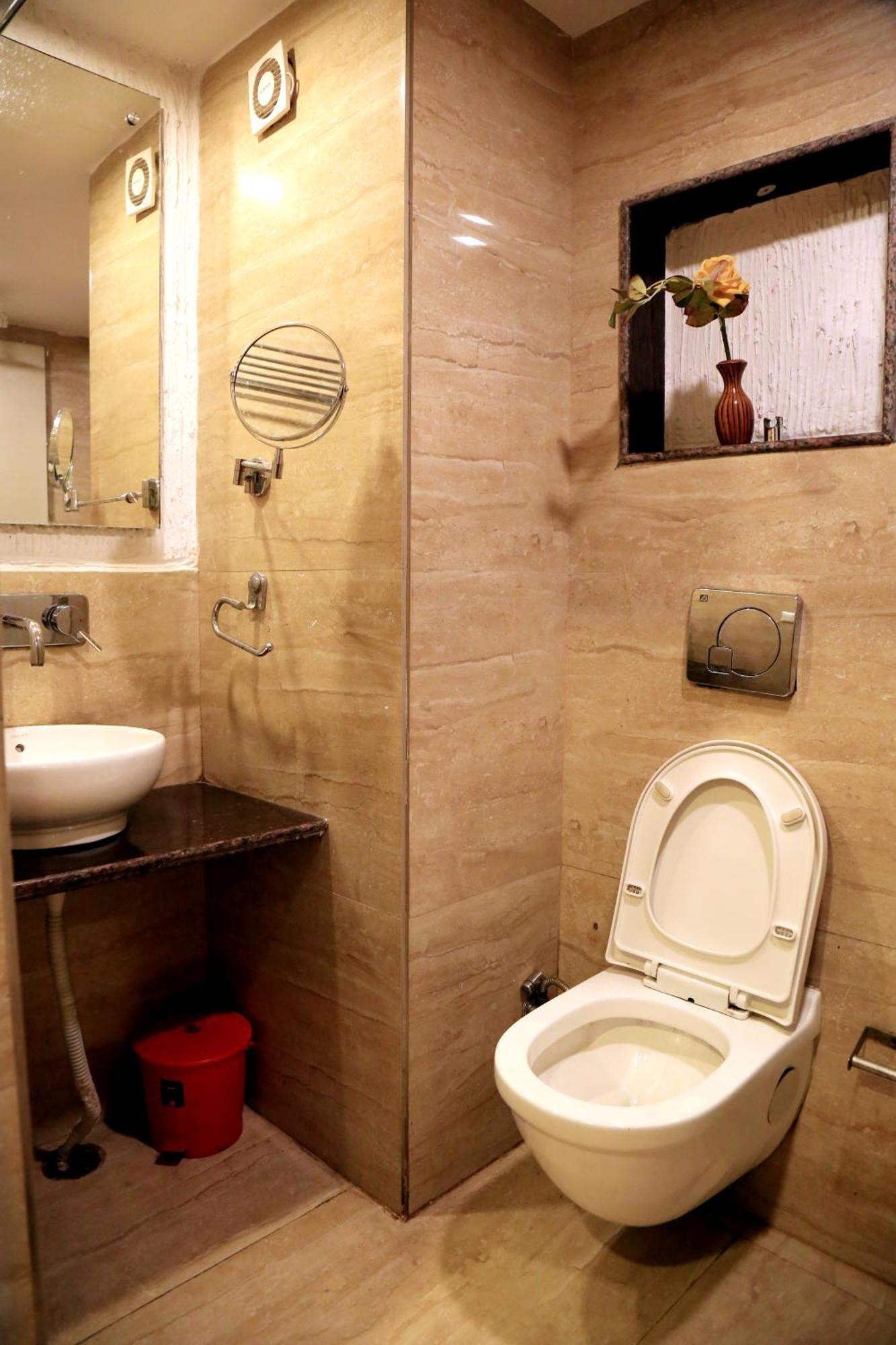 Royal Queen - Mall Road 3*
