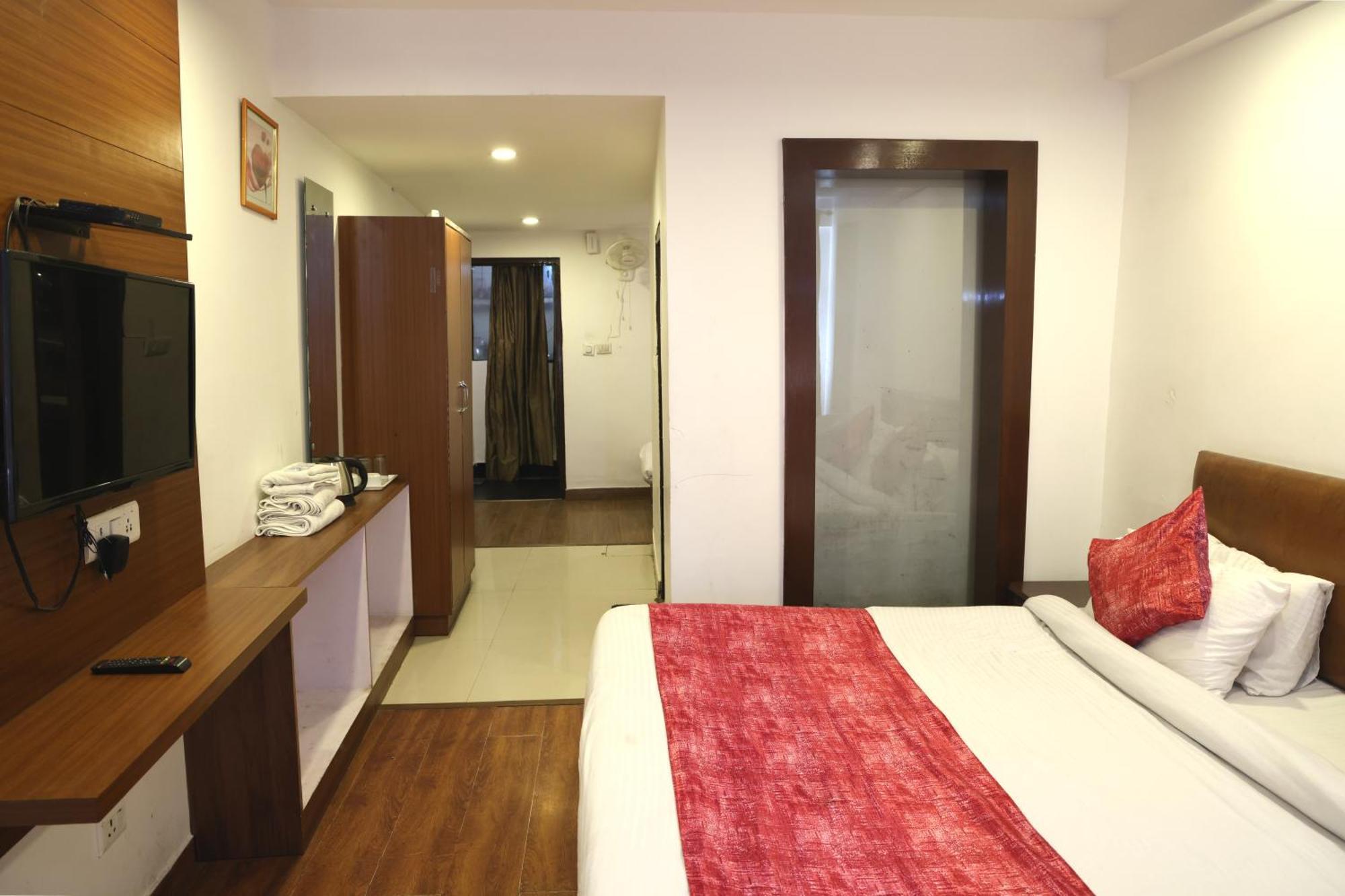 Royal Queen - Mall Road Hotel 3*