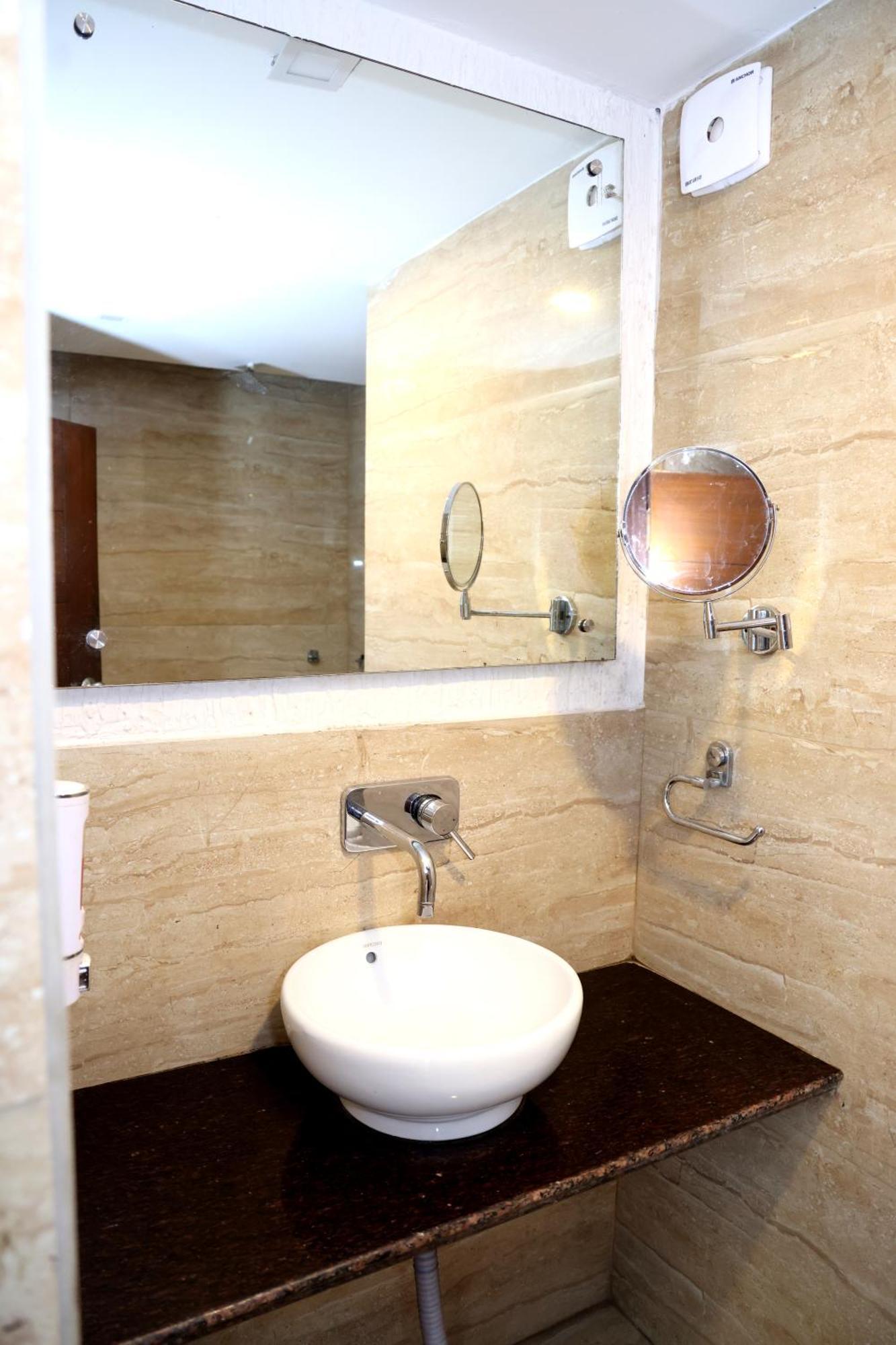 Royal Queen - Mall Road 3*