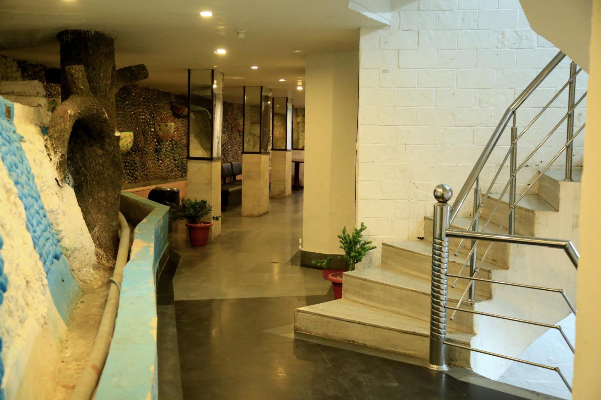 Royal Queen - Mall Road Hotel