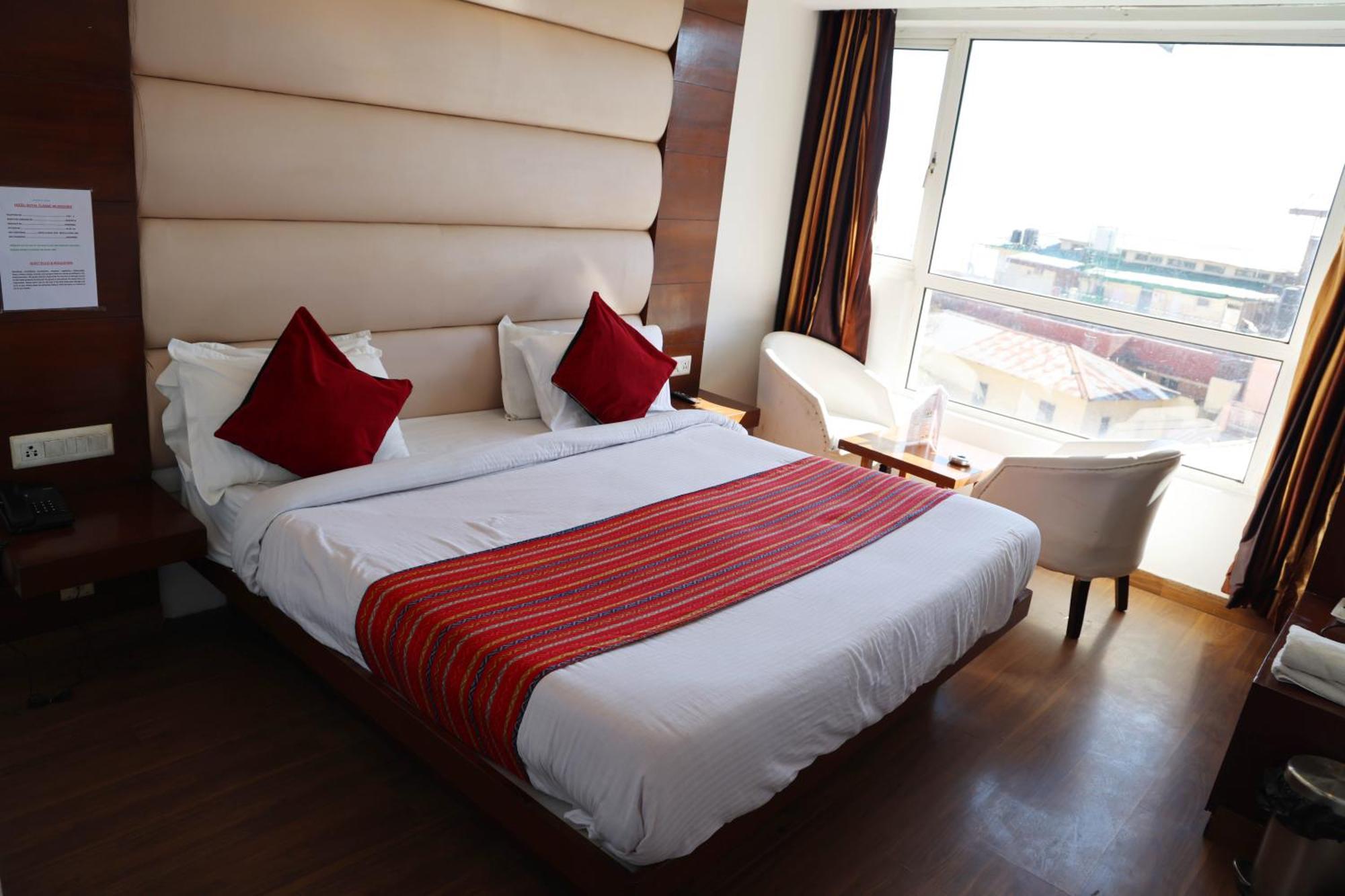 Royal Queen - Mall Road 3*