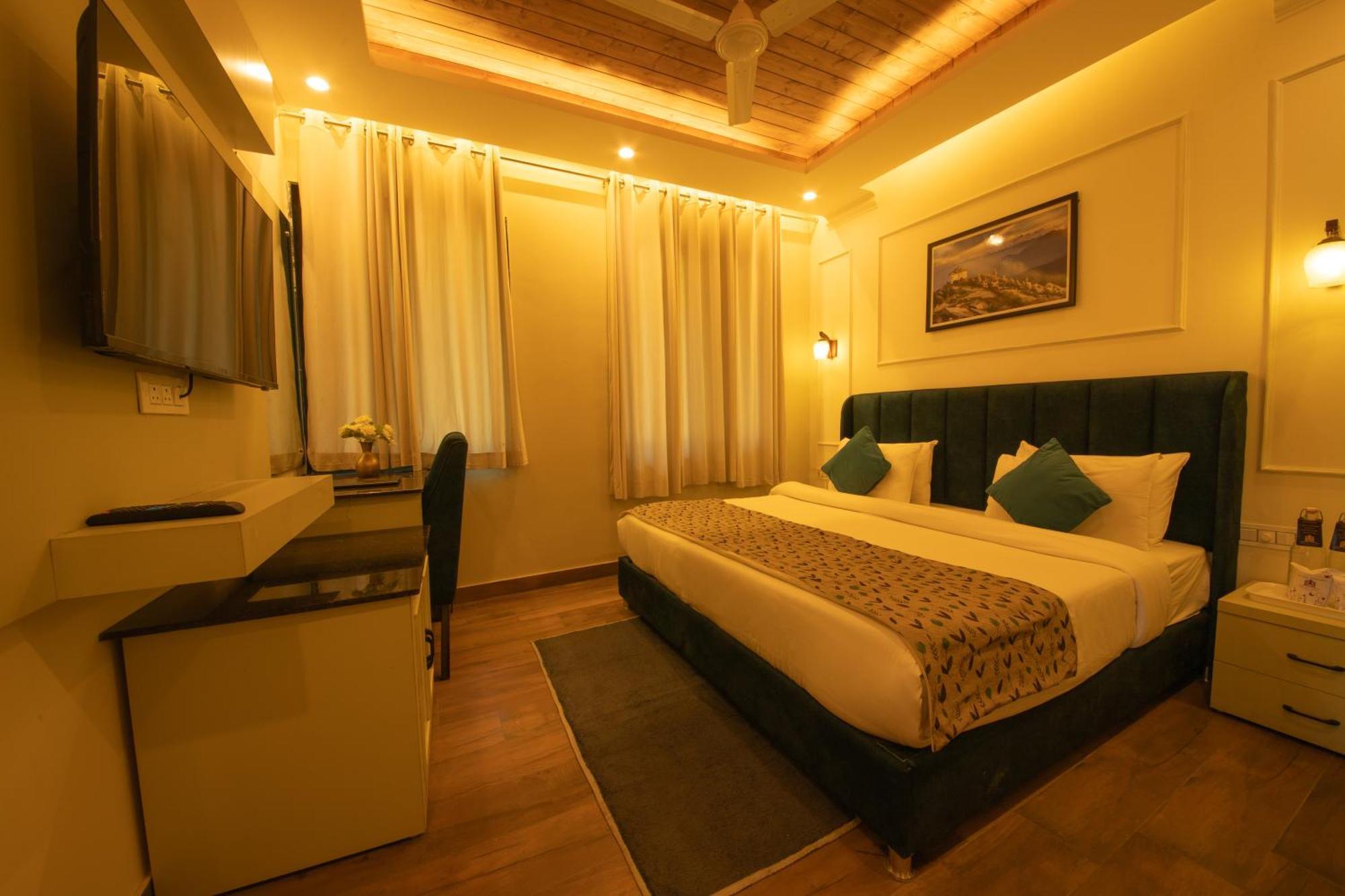 Westend By Perfectstayz At Mall Road 5*