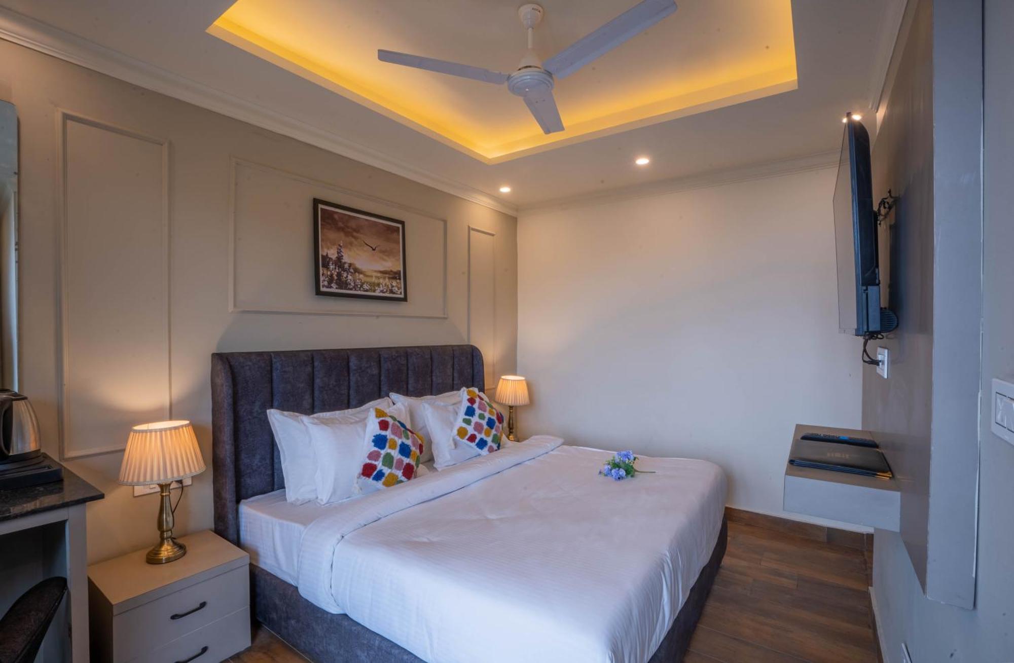 Westend By Perfectstayz At Mall Road 5*