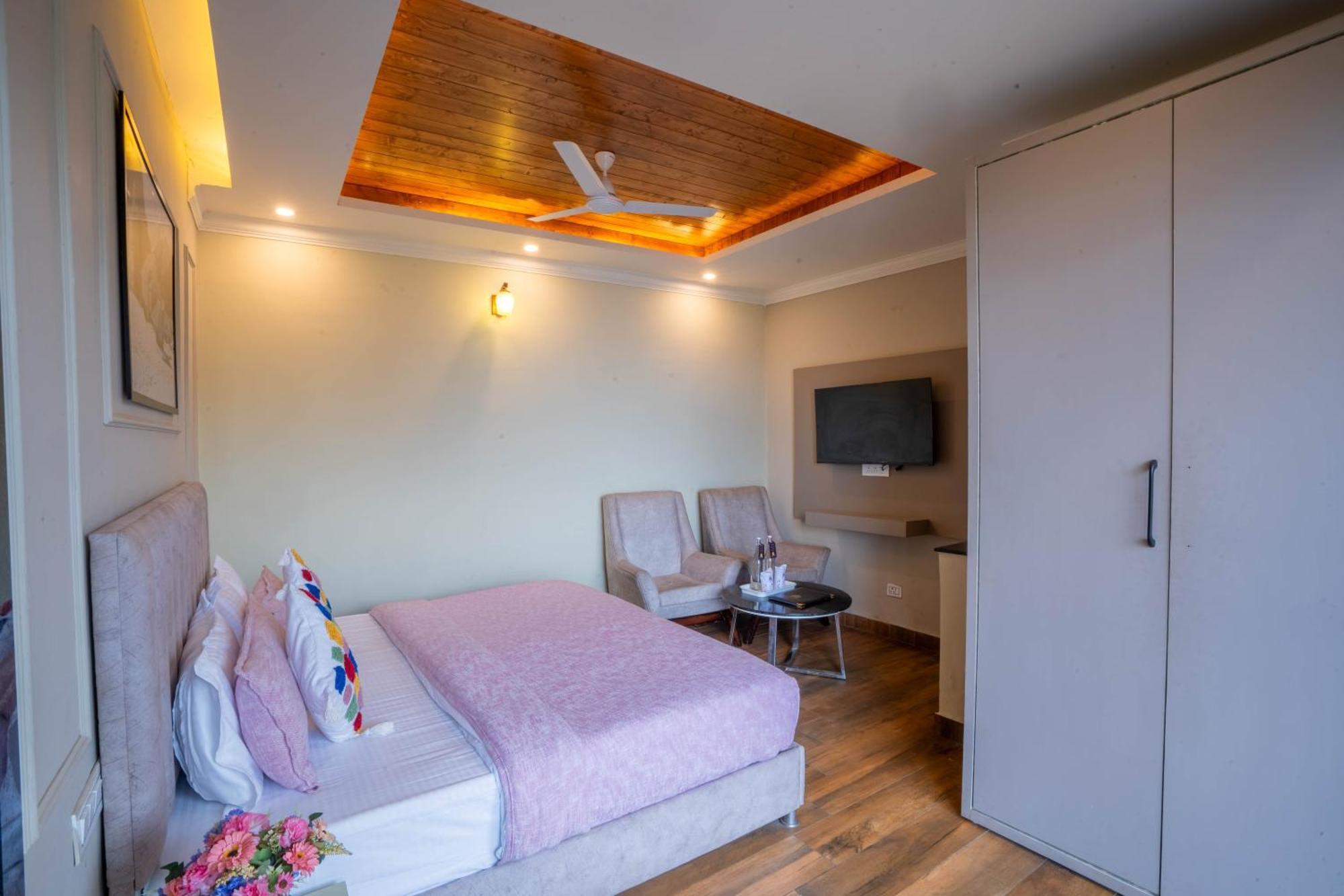 Westend By Perfectstayz At Mall Road 5*