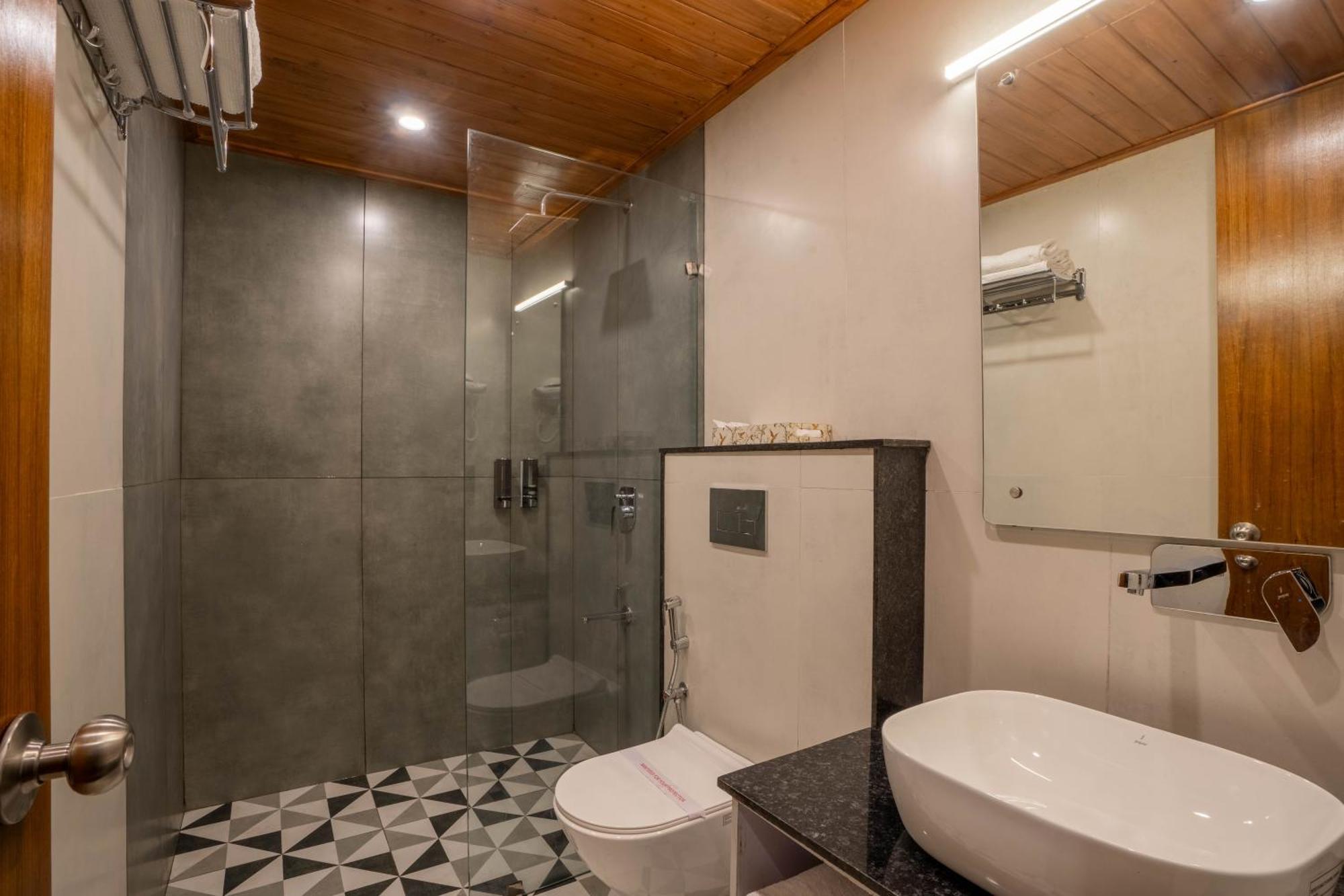 Westend By Perfectstayz At Mall Road Hotel 5*