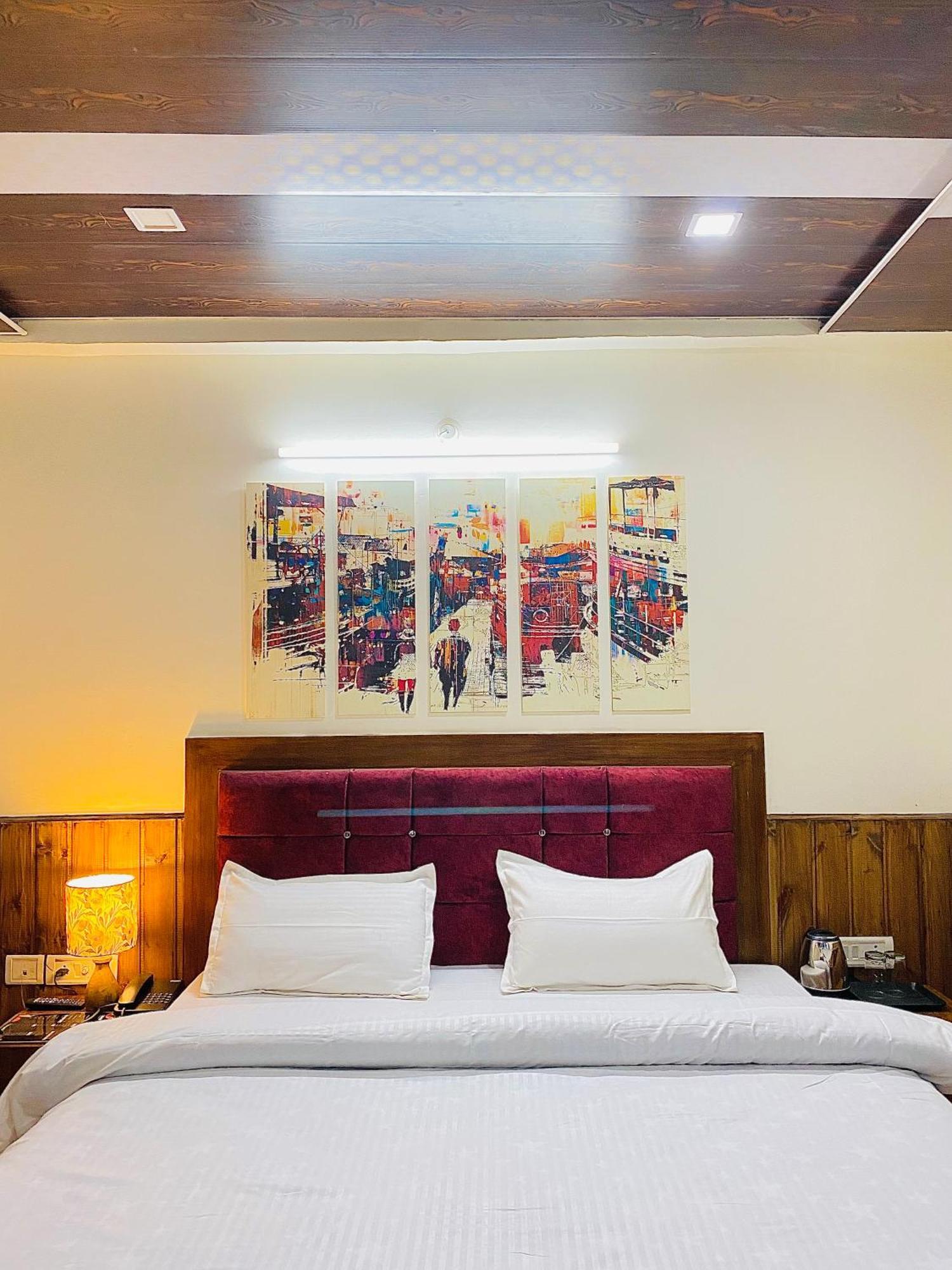Endeavour Rooftop Restraunt Homestay *