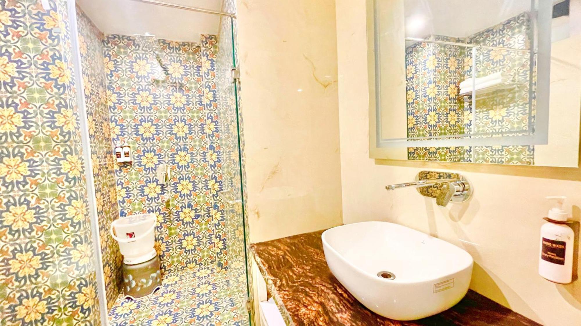 Luxuary L-p Palace Near Mall Road - Restaurant And Private Parking Facilities - Hygiene & Spacious -a Rated In