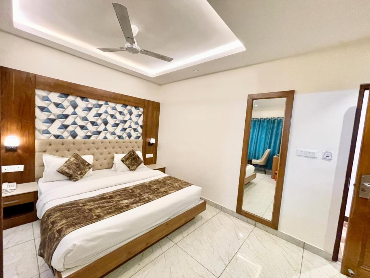 M G - Palace Near Mall Road - Restaurant And Private Parking And Lift Facilitie - Hygiene & Spacious - A Premium In Hotel 4*