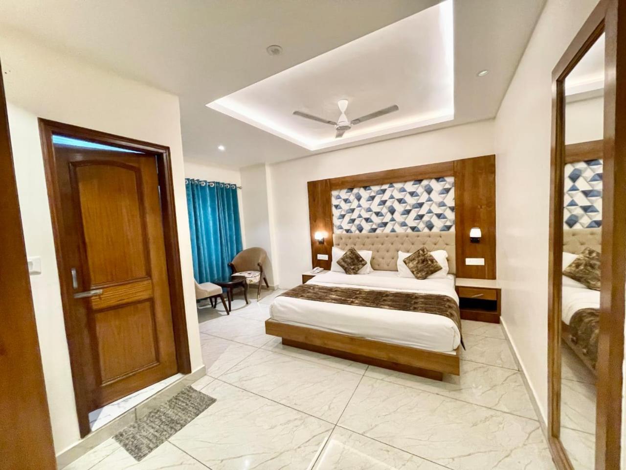 M G - Palace Near Mall Road - Restaurant And Private Parking And Lift Facilitie - Hygiene & Spacious - A Premium In 4*