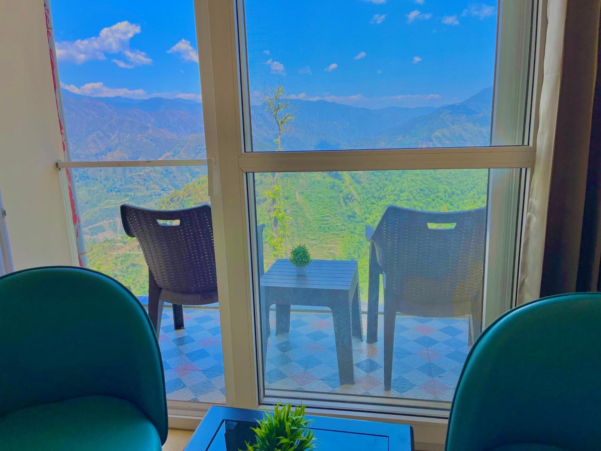 Pinerock & Cafe, - Mountain View Luxury With Open Rooftop Cafe