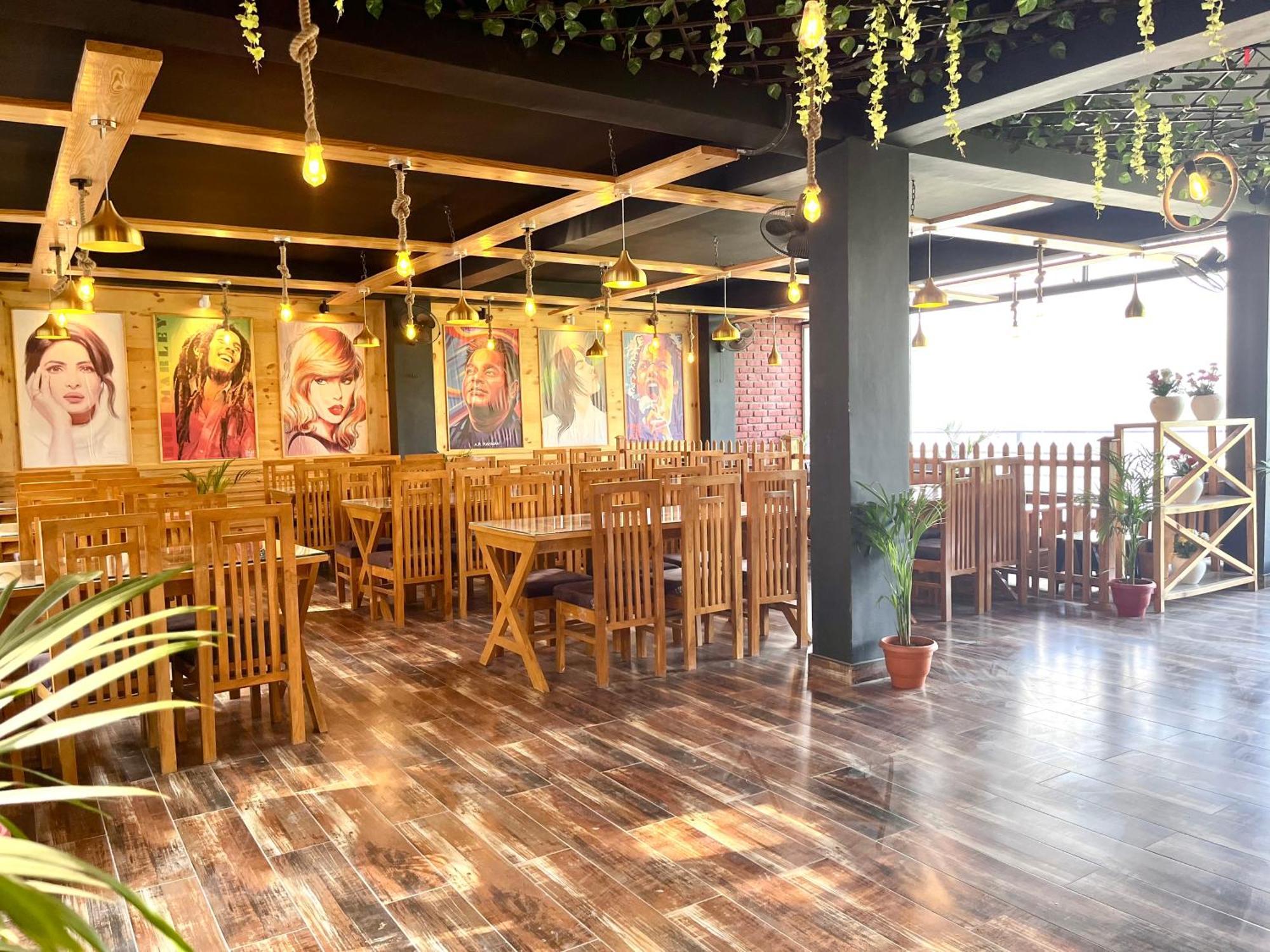 Hotel Pinerock & Cafe, - Mountain View Luxury With Open Rooftop Cafe Mussoorie