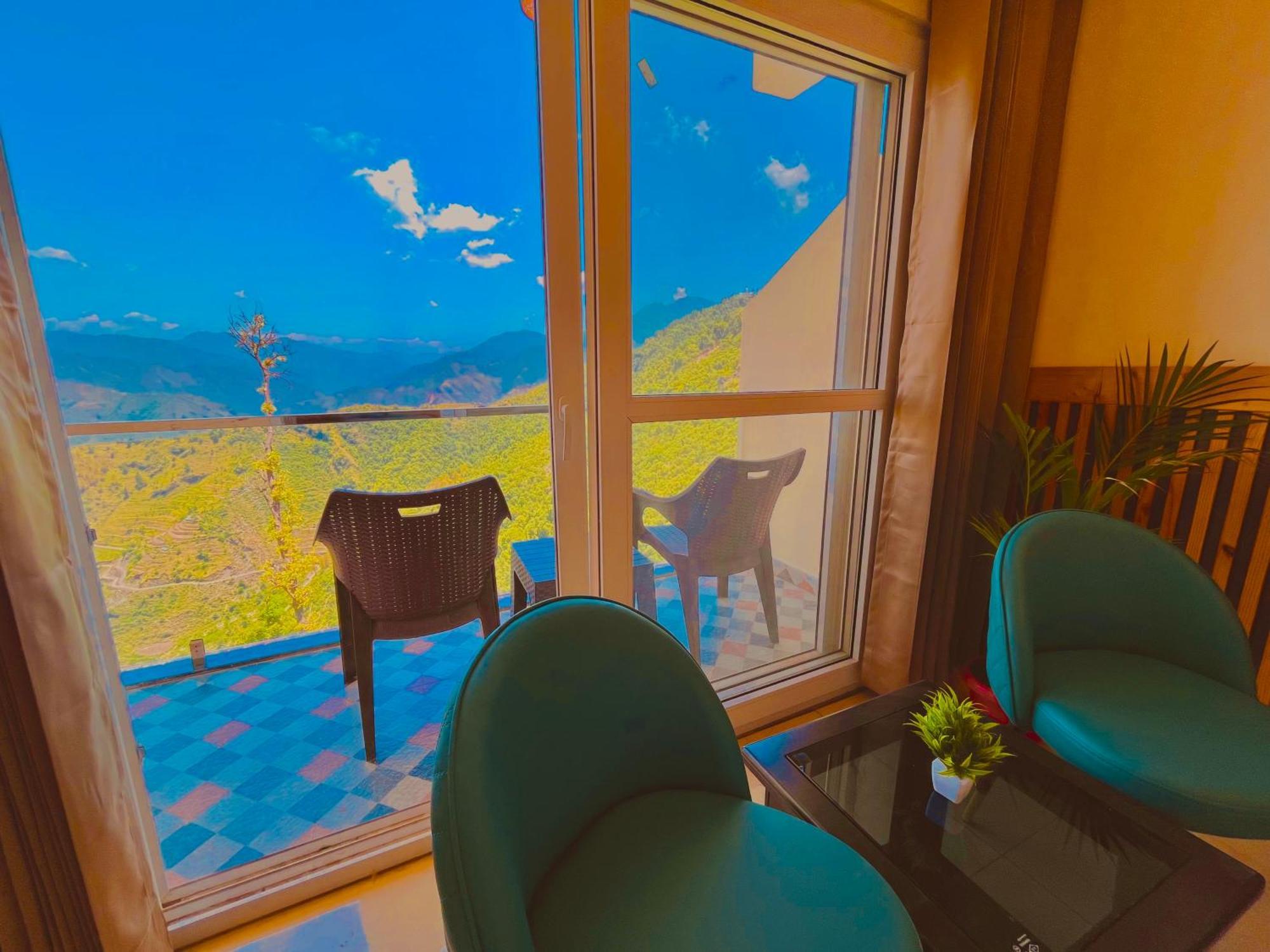 Pinerock & Cafe, - Mountain View Luxury With Open Rooftop Cafe Mussoorie