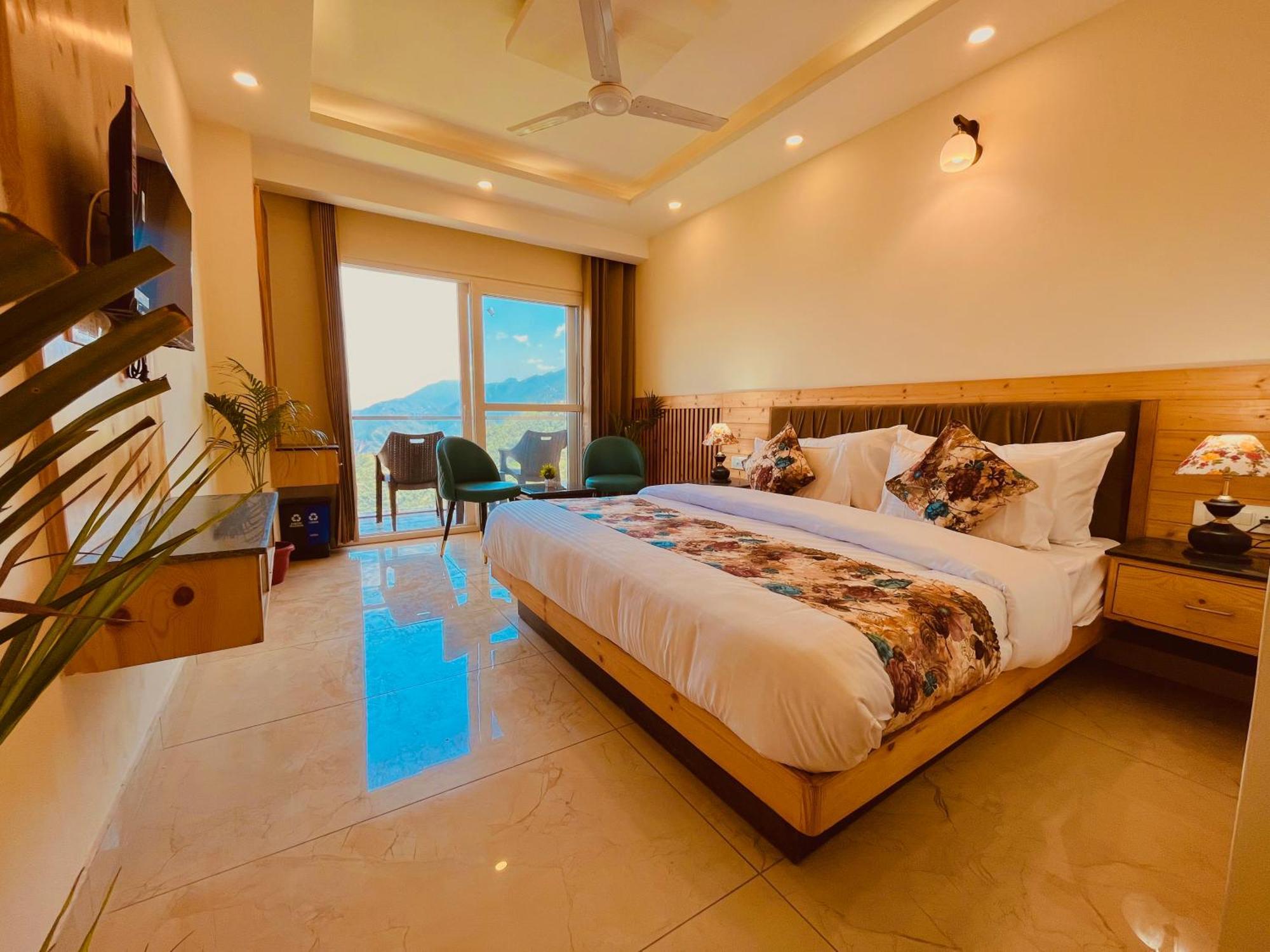 Hotel Pinerock & Cafe, - Mountain View Luxury With Open Rooftop Cafe