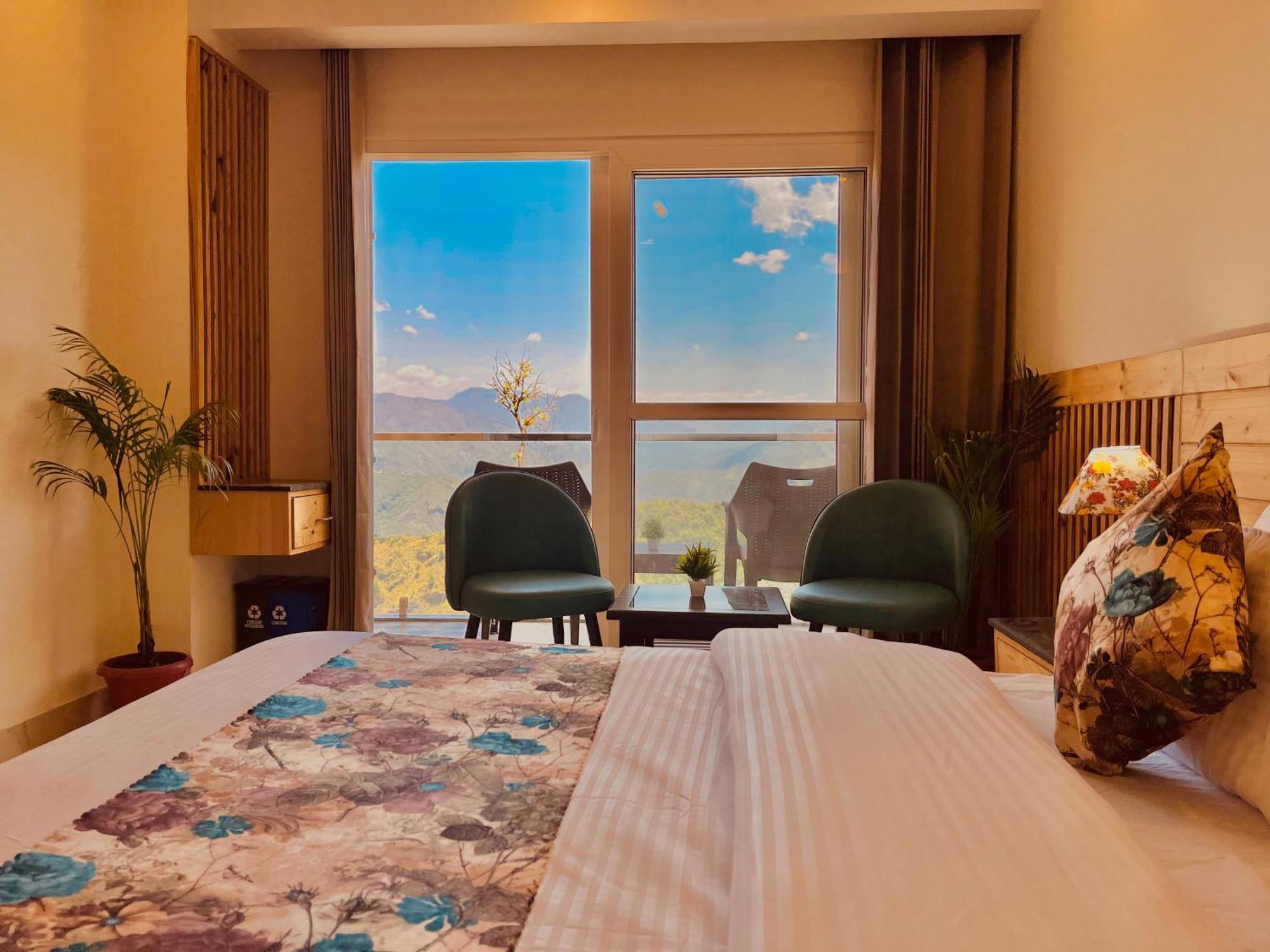 Hotel Pinerock & Cafe, - Mountain View Luxury With Open Rooftop Cafe 4*