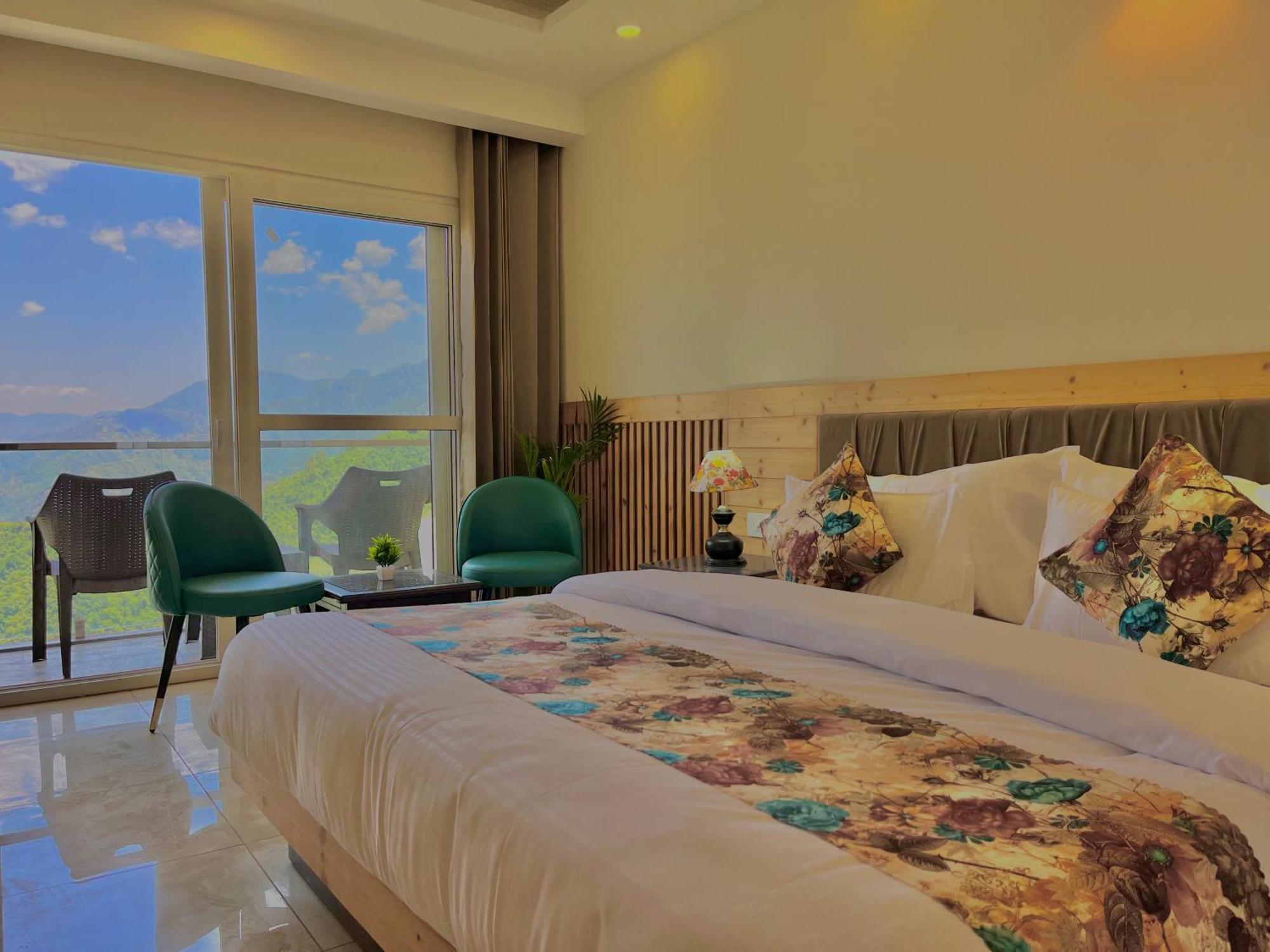 Pinerock & Cafe, - Mountain View Luxury With Open Rooftop Cafe Mussoorie