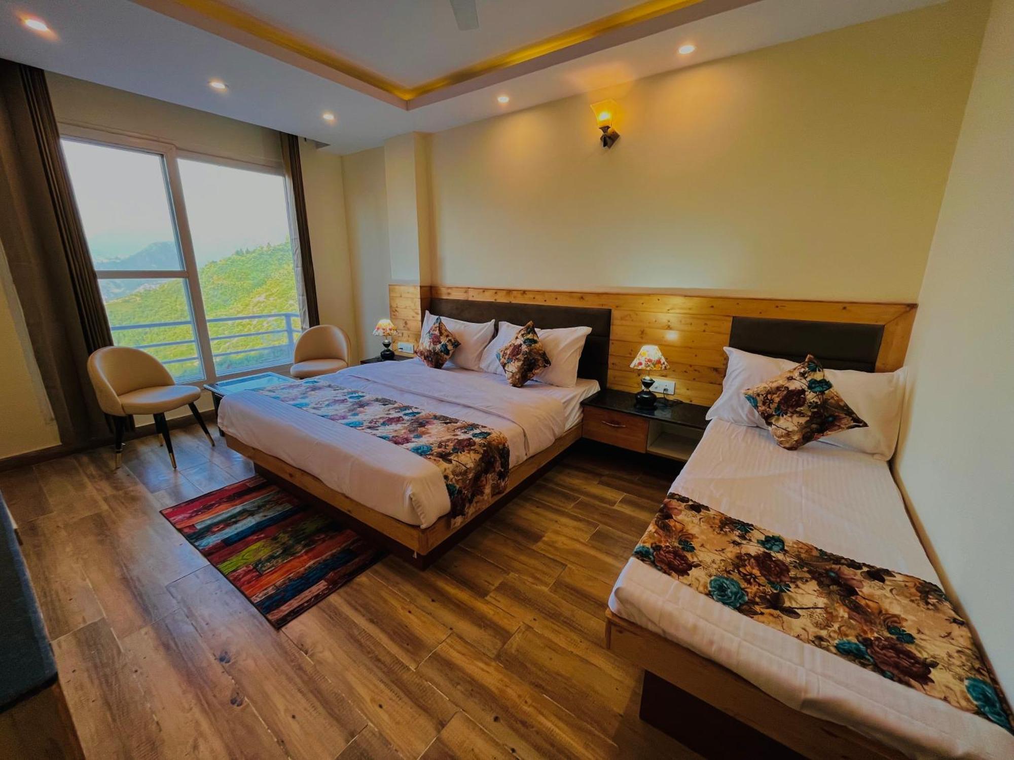 Hotel Pinerock & Cafe, - Mountain View Luxury With Open Rooftop Cafe