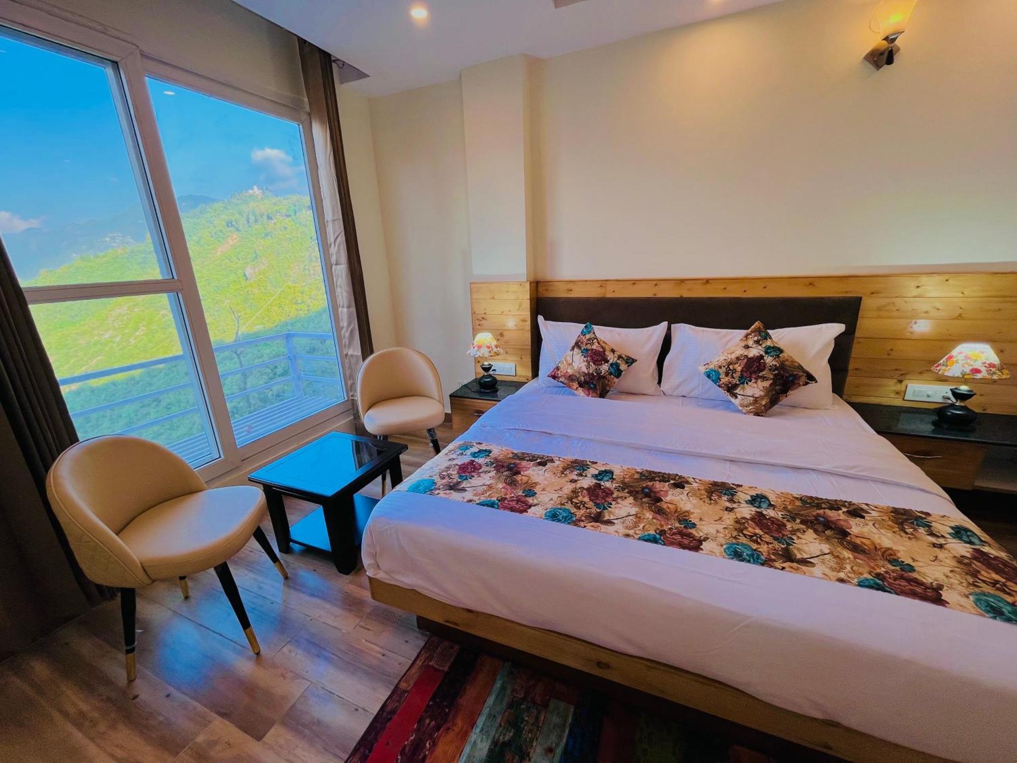Hotel Pinerock & Cafe, - Mountain View Luxury With Open Rooftop Cafe Mussoorie
