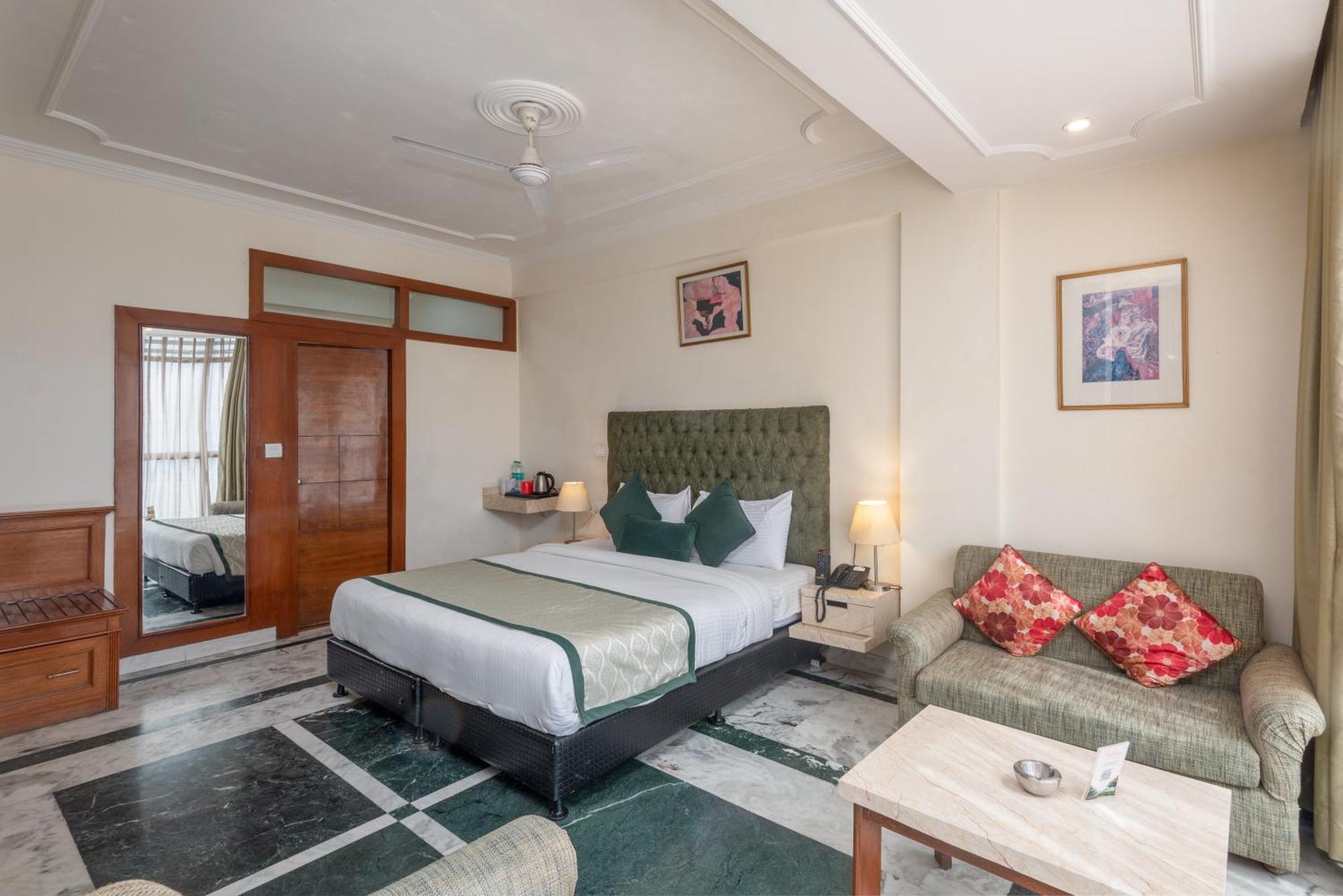 Tulip Castle Mall Road 3*