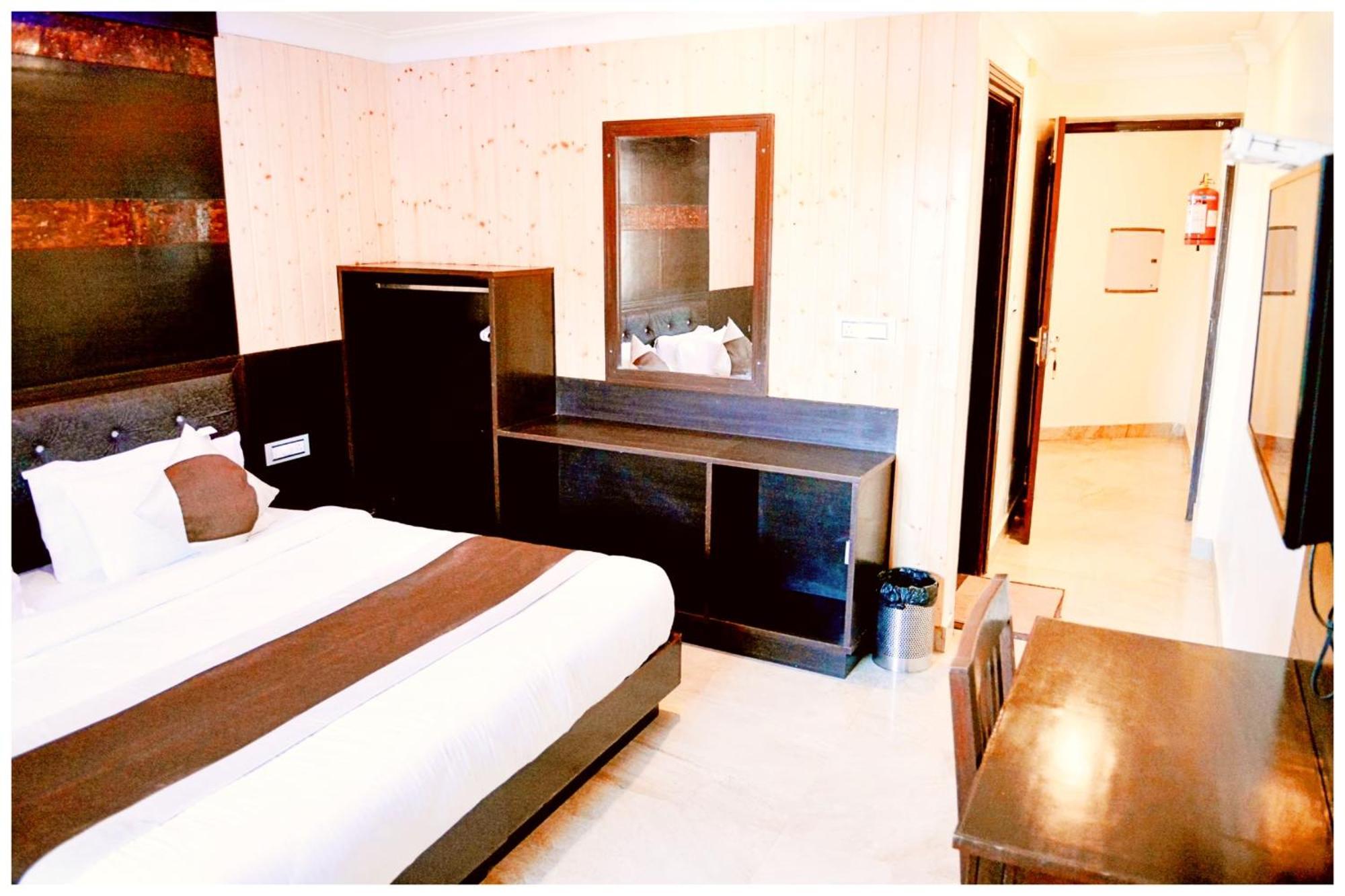A Luxuary Kishna # Palace Premuim Near The Mall Road - A Luxury With Newly Decorated And Renovated - With Wifi - Service Available - Book Now Hotel 4*