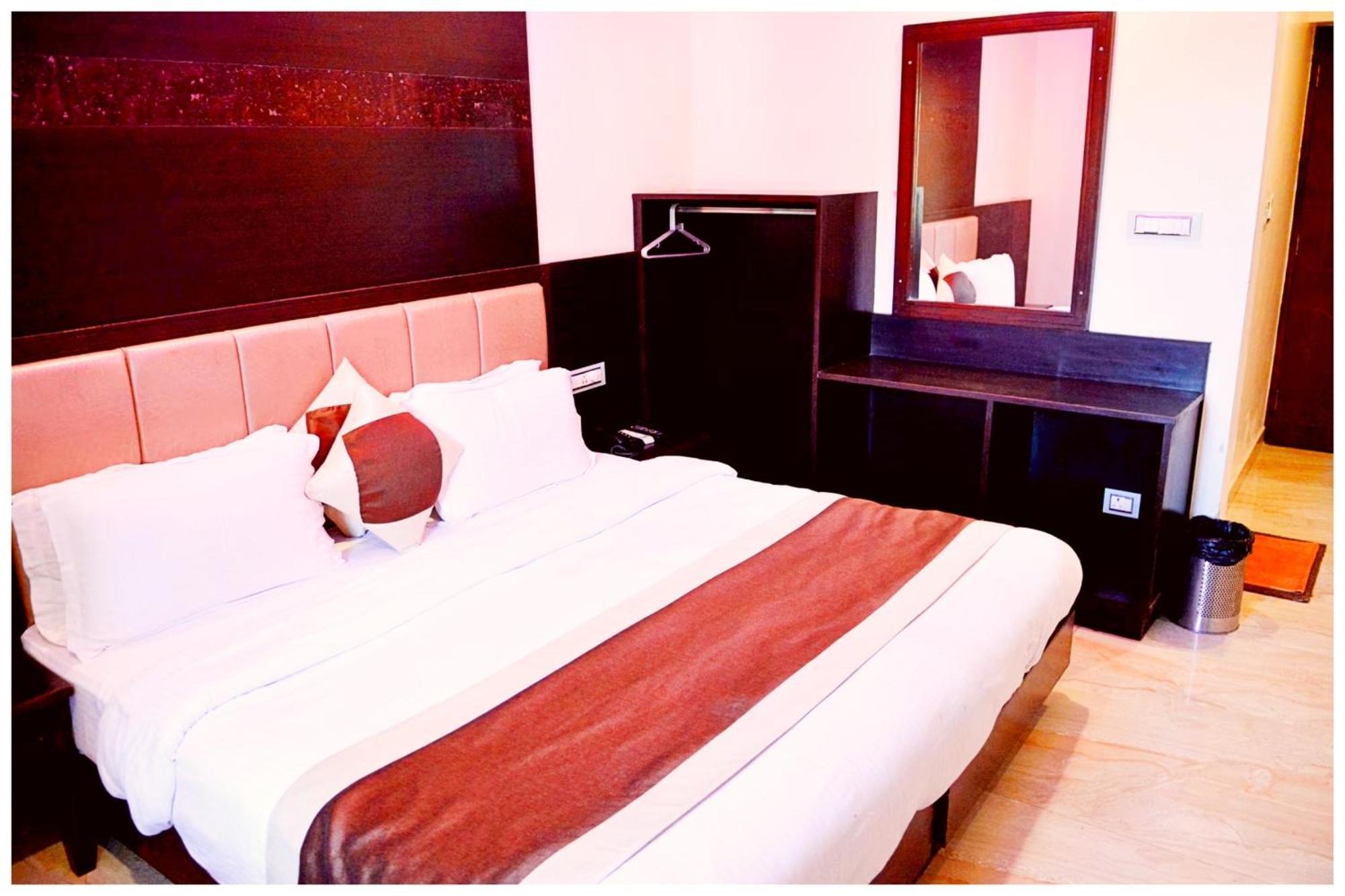 A Luxuary Kishna # Palace Premuim Near The Mall Road - A Luxury With Newly Decorated And Renovated - With Wifi - Service Available - Book Now