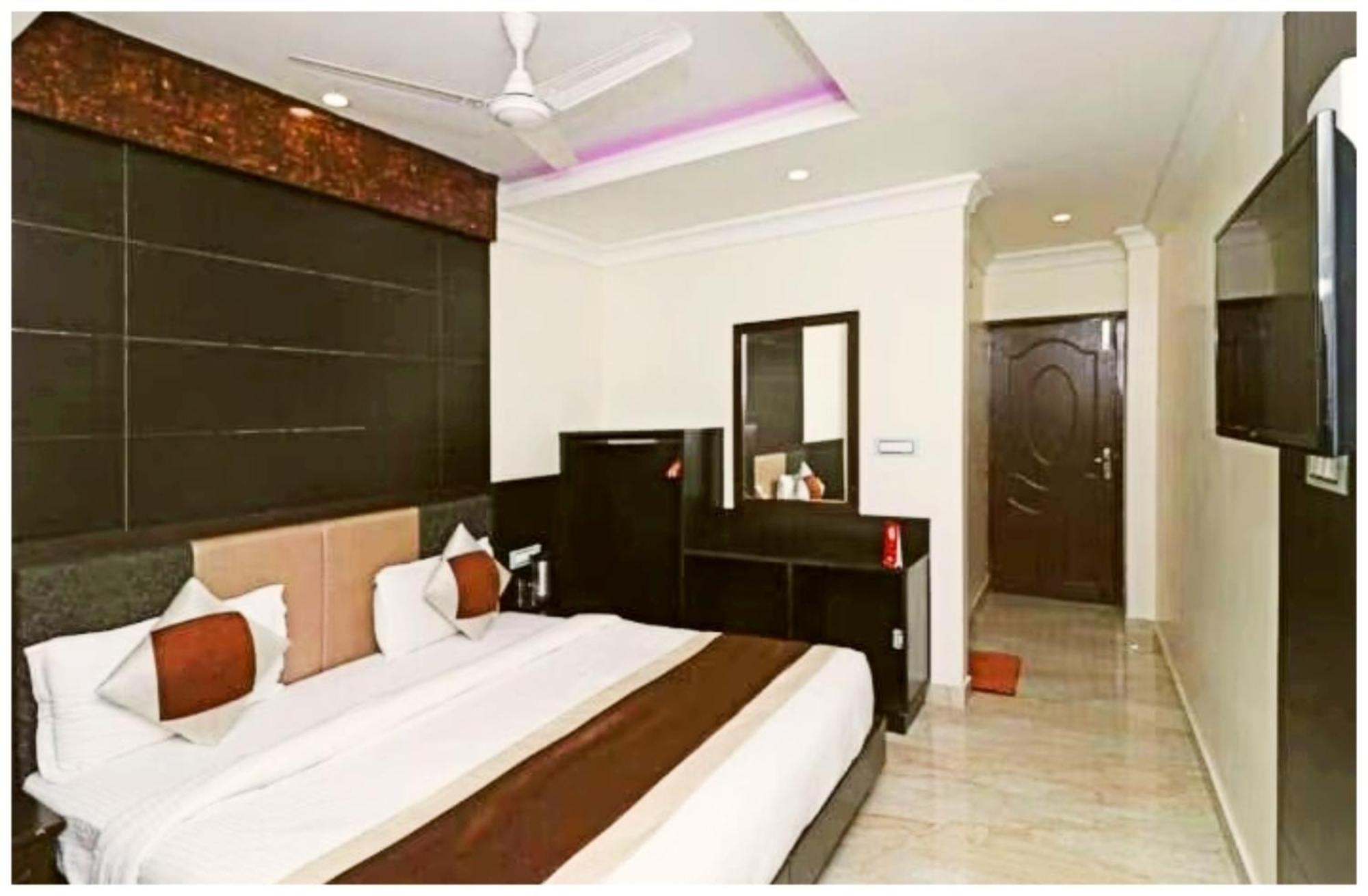 Hotel A Luxuary Kishna # Palace Premuim Near The Mall Road - A Luxury With Newly Decorated And Renovated - With Wifi - Service Available - Book Now 4*