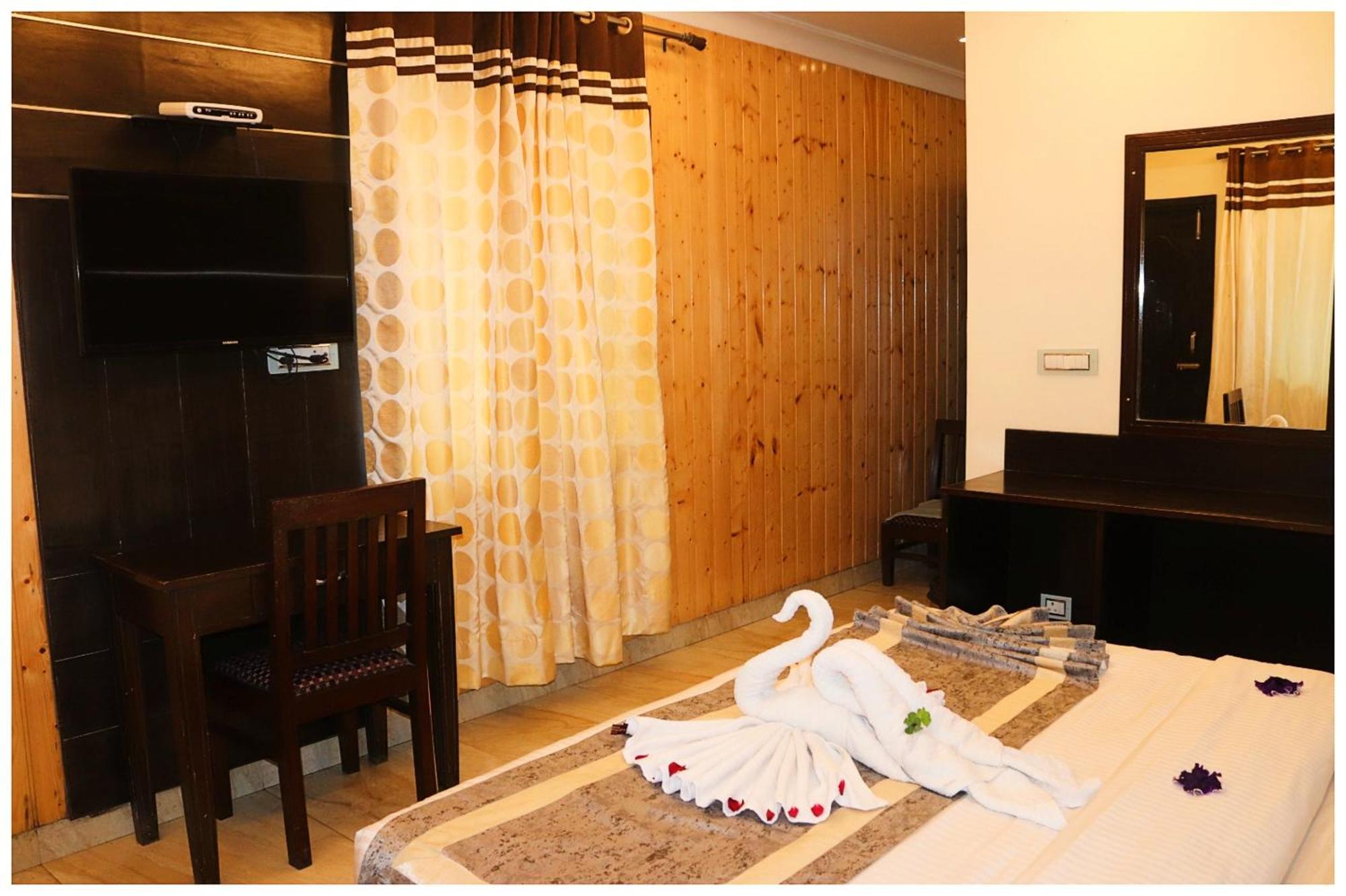 A Luxuary Kishna # Palace Premuim Near The Mall Road - A Luxury With Newly Decorated And Renovated - With Wifi - Service Available - Book Now
