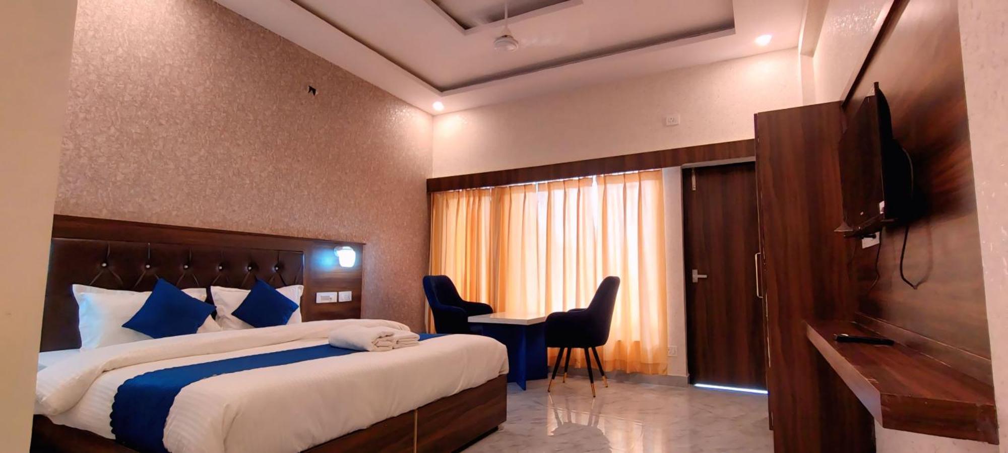 Hsr Residency And Restaurant *