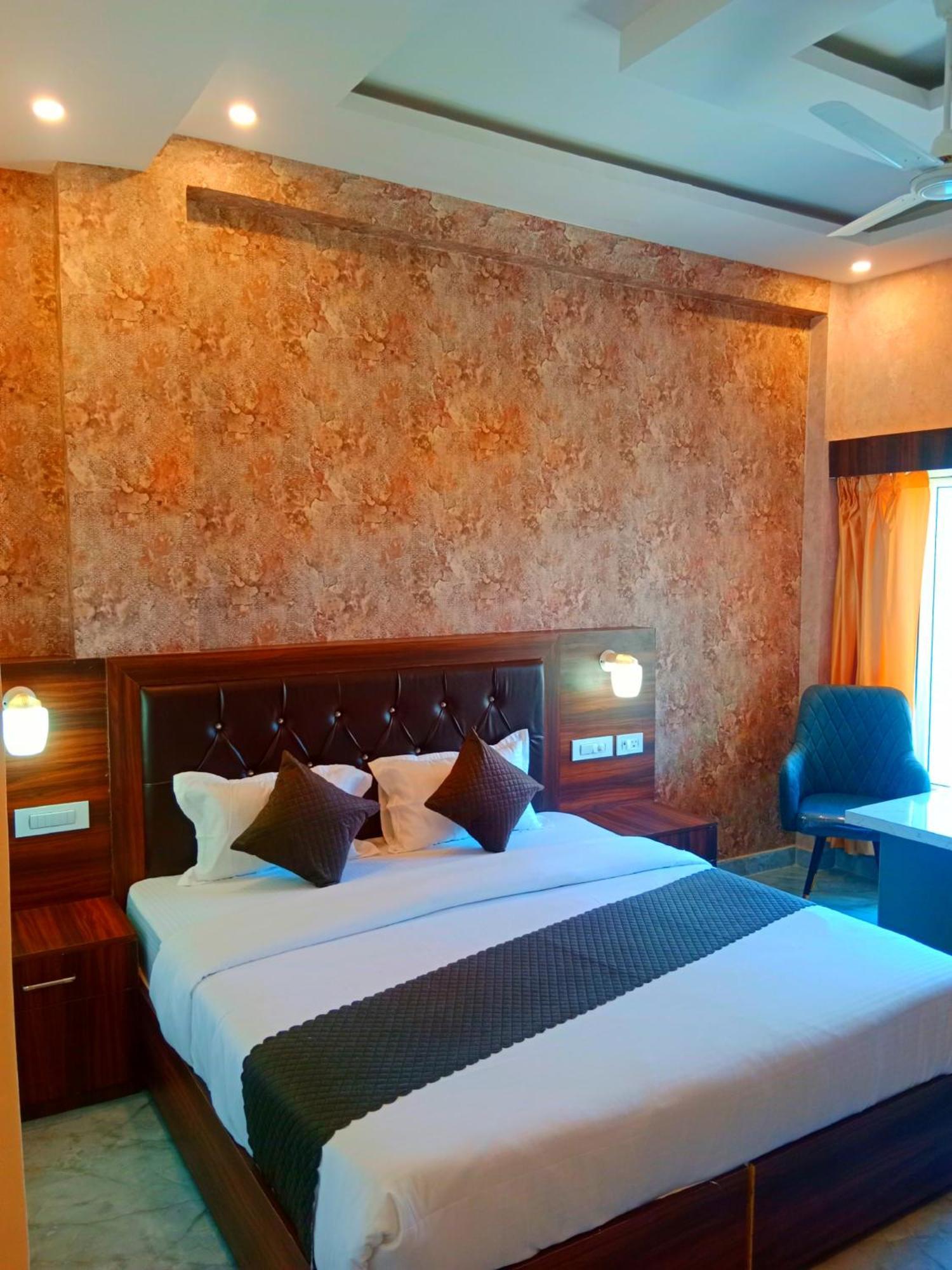 Hsr Residency And Restaurant Hotel *