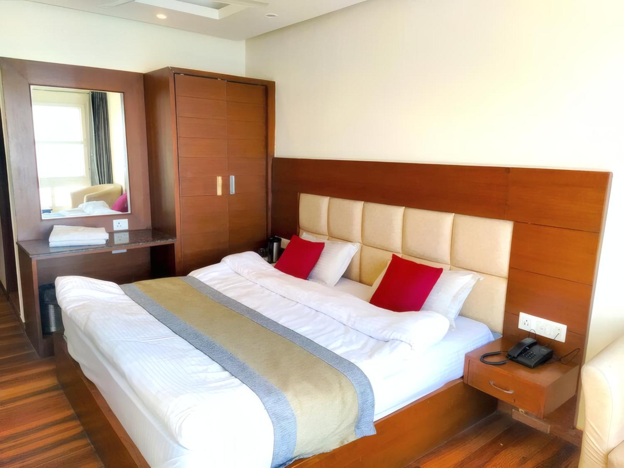 Hotel Samrat On Mall Road With Complimentary Parking