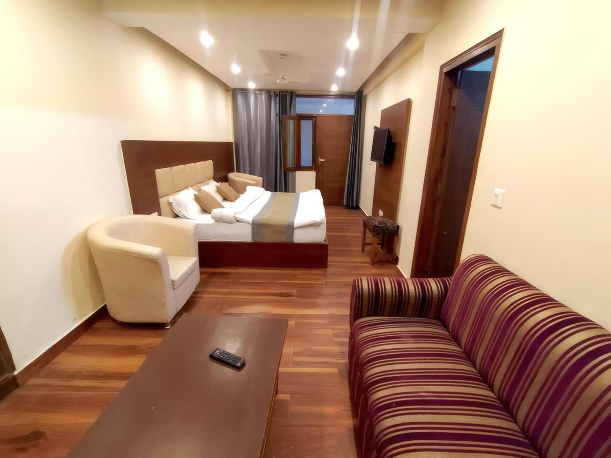 Samrat On Mall Road With Complimentary Parking Hotel 3*