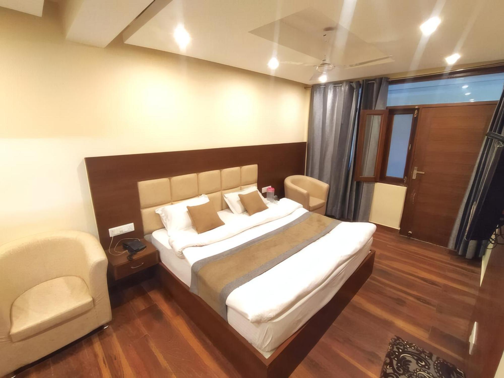 Samrat On Mall Road With Complimentary Parking Hotel 3*