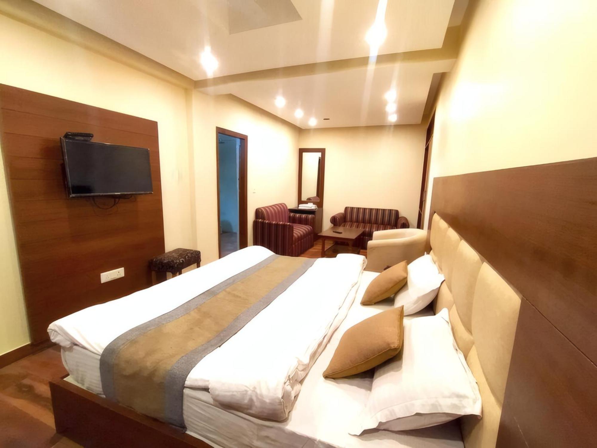 Hotel Samrat On Mall Road With Complimentary Parking 3*